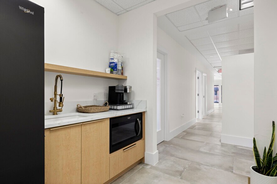 More Photos Of 23150 Fashion Dr, Estero Storefront Retail Office For Lease