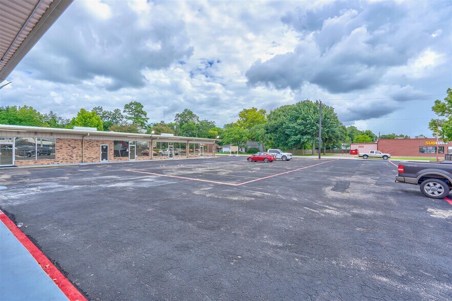 More Photos Of 1301-1309 Sandy Ln, Baytown General Retail For Sale