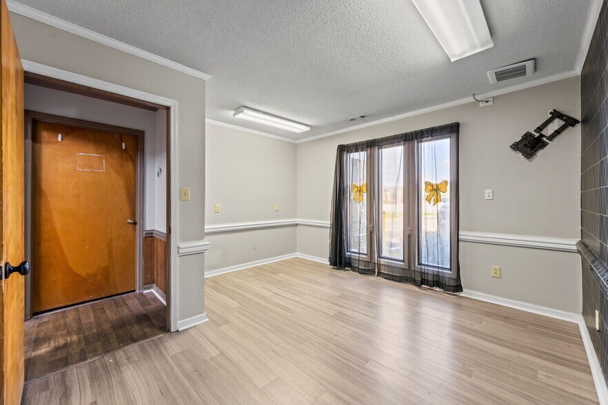 More Photos Of 411 Western Blvd, Jacksonville Medical For Sale