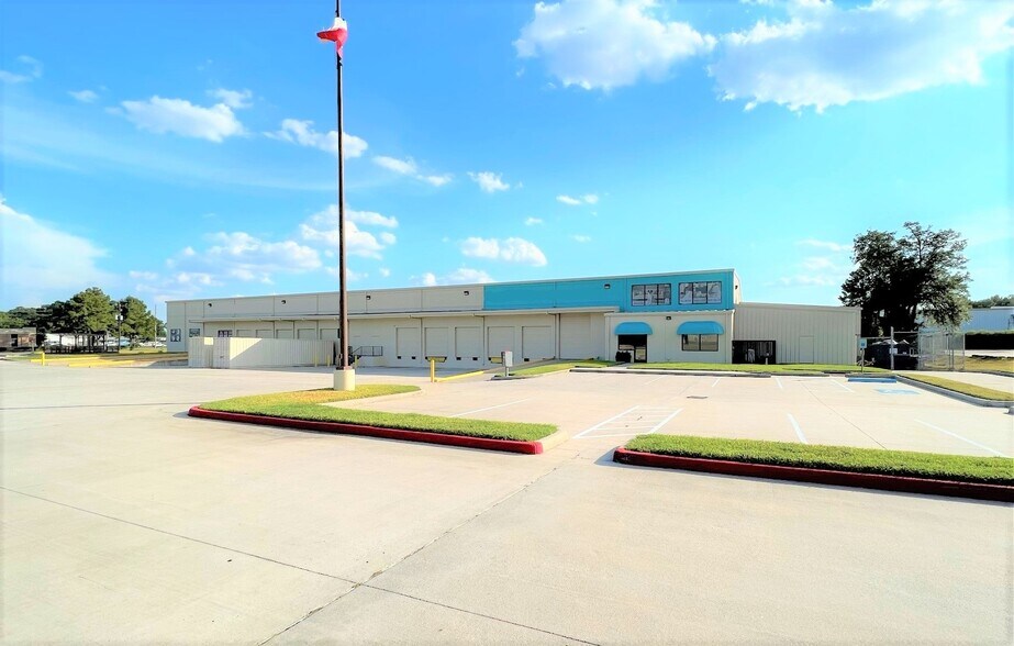 More Photos Of 21019 Spring Towne Dr, Spring Showroom For Lease