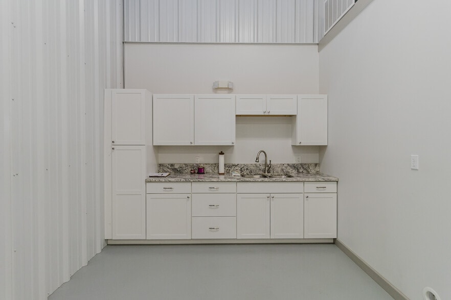 More Photos Of 2325 S Crest St, Wichita Warehouse For Sale