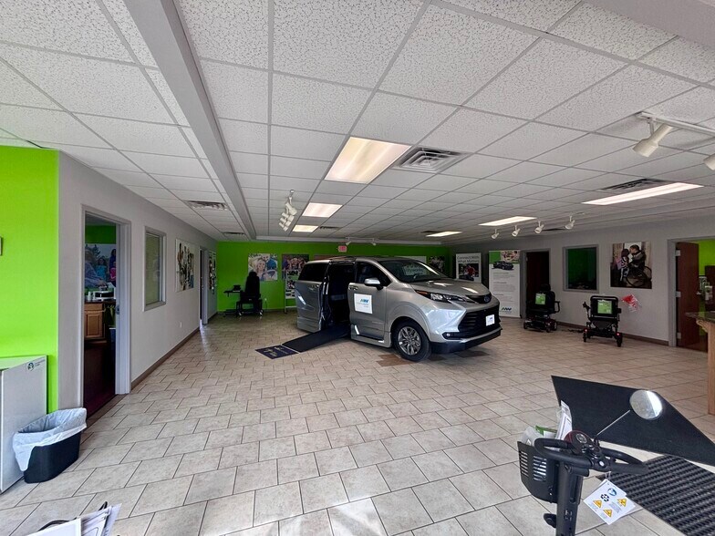 More Photos Of 844 Ontario Rd, Green Bay Showroom For Sale