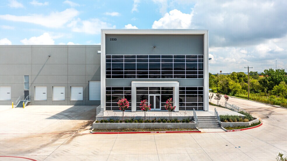 More Photos Of 2233 Providence Dr, Fort Worth Distribution For Lease