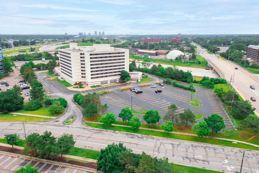 More Photos Of 28100 Franklin Rd, Southfield Hotel For Sale