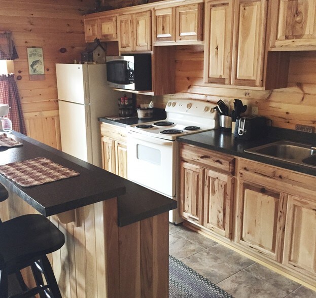 More Photos Of 32600 N State Route 44, Slate Run Hotel For Sale