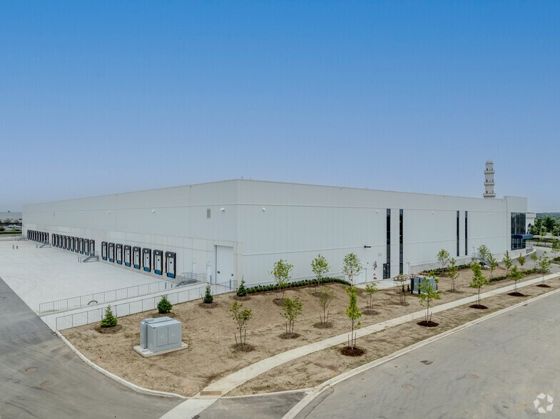 More Photos Of 20 Whybank Dr, Brampton Distribution For Lease