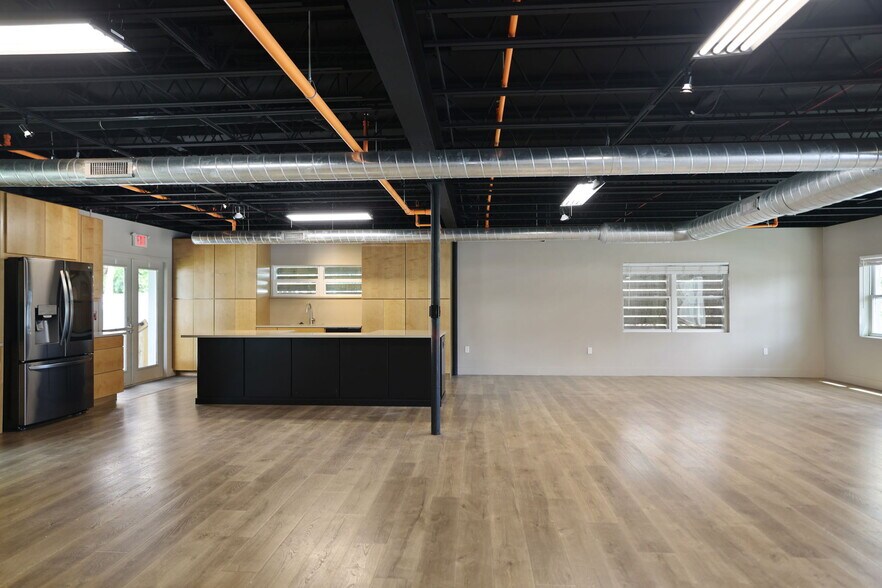 More Photos Of 10830 Navajo Dr, Saint Petersburg Showroom For Sale