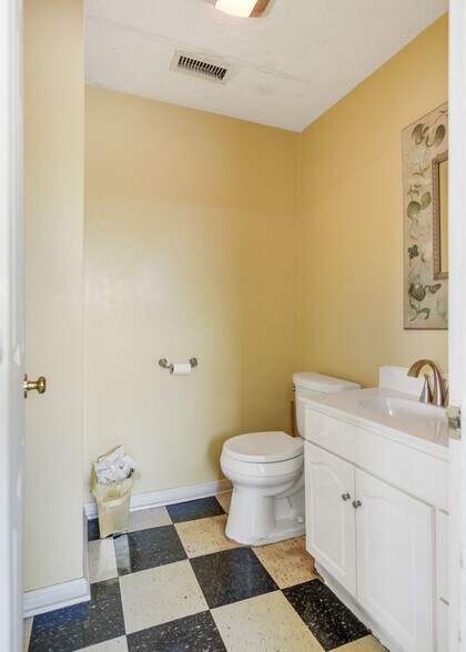 More Photos Of 545 E Main St, Hartsville Warehouse For Lease