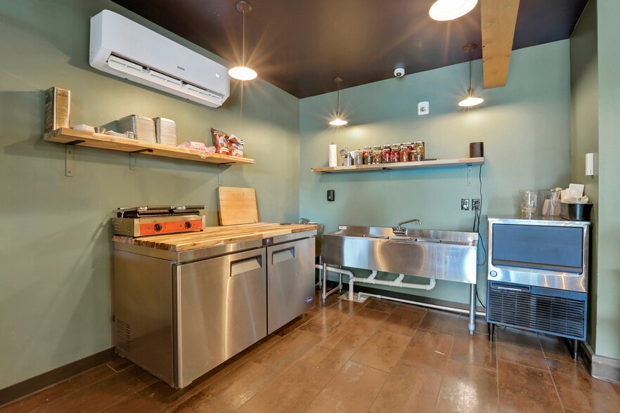 More Photos Of 21 O'neil St, Kingston Restaurant For Sale