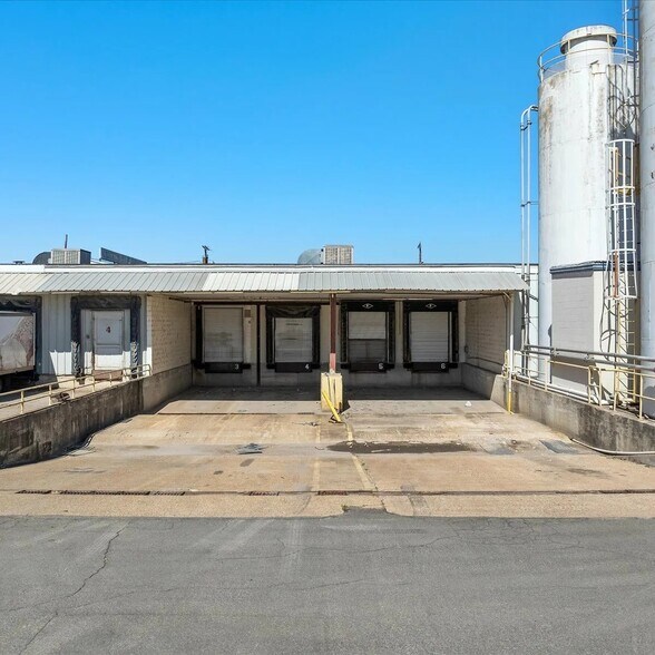More Photos Of 225 S 17th St, Waco Distribution For Sale
