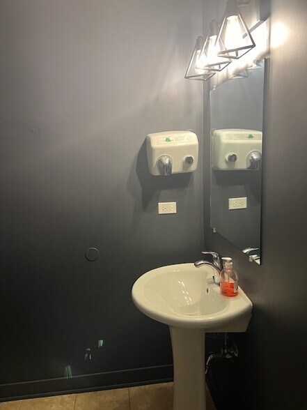 More Photos Of 1659 W Chicago Ave, Chicago Apartments For Lease