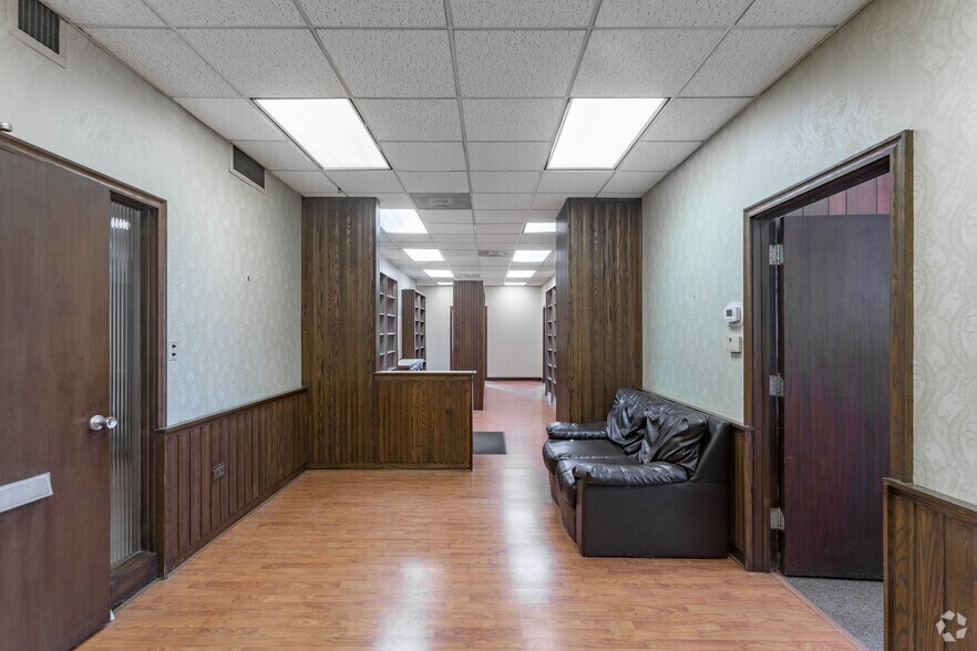 More Photos Of 216 W Madison St, Waukegan Office For Sale