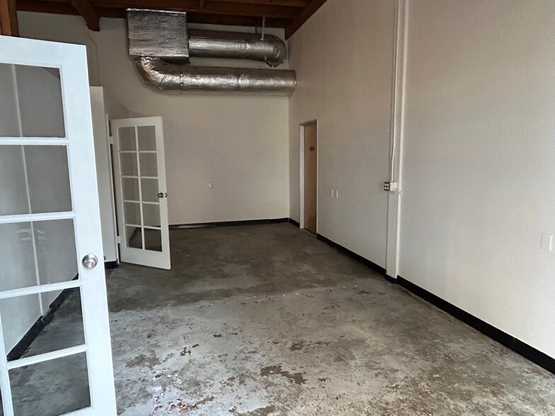 More Photos Of 300-302 4th St, Oakland Flex For Lease