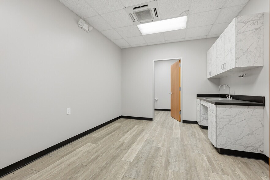 More Photos Of 6305 Beverlyhill St, Houston Warehouse For Sale