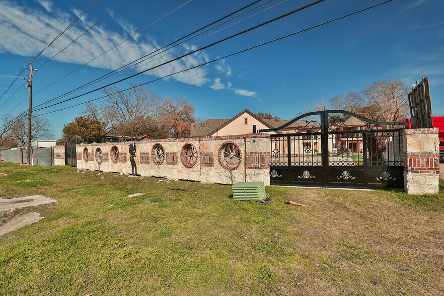 More Photos Of 10108 Veterans Memorial Dr, Houston General Retail For Sale