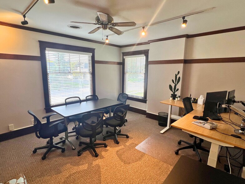 More Photos Of 232 S Batavia Ave, Batavia Office For Sale