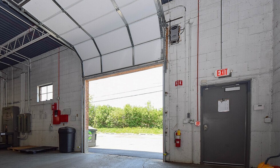 More Photos Of 1340 Louis Ave, Elk Grove Village Warehouse For Lease