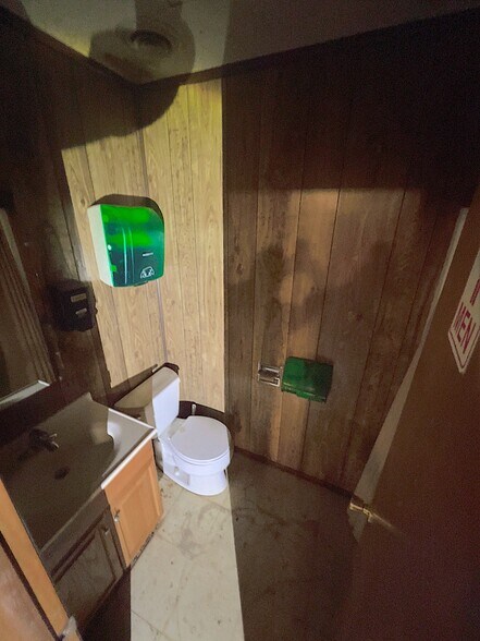 More Photos Of 1717 S 28th St, Clinton Distribution For Lease