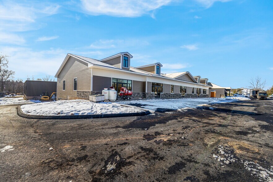 More Photos Of 400 Deming Rd, Berlin Flex For Lease