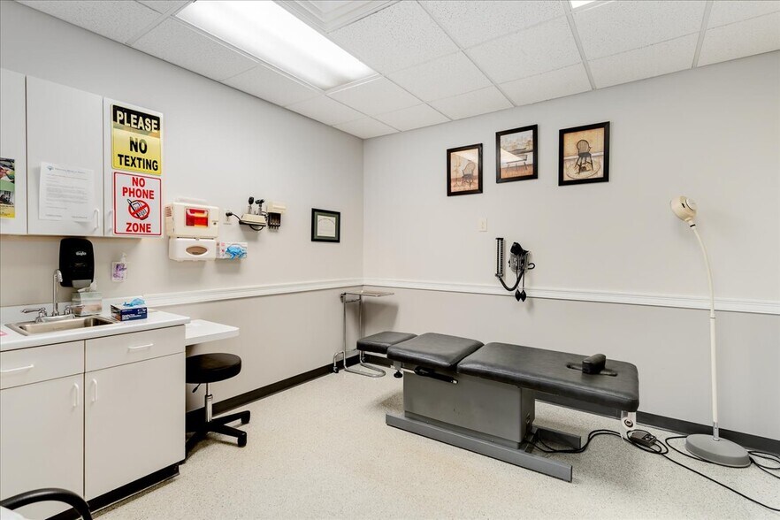 More Photos Of 207 Stage Rd, Hampstead Office For Sale