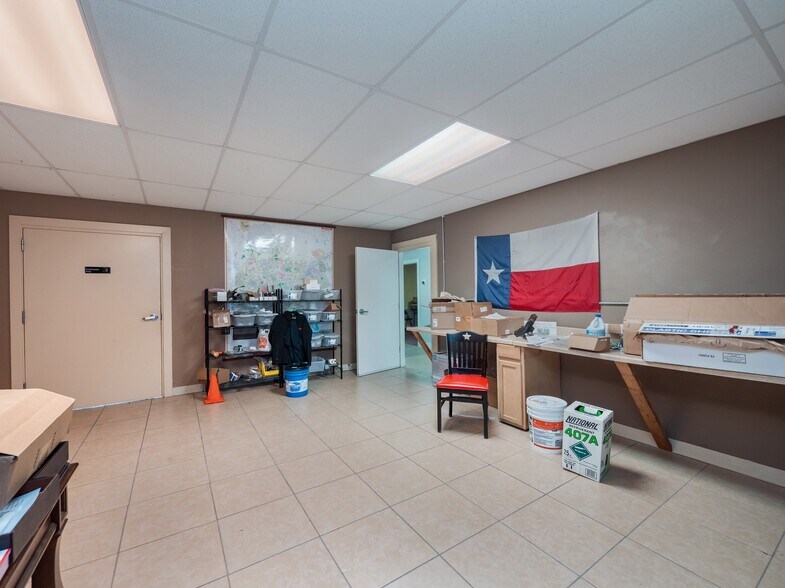 More Photos Of 318 W Byrd Blvd, Universal City Office For Sale