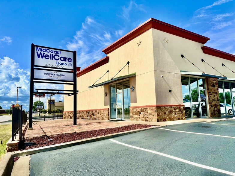 Primary Photo Of 102 W Dallas St, Llano Storefront Retail Office For Lease