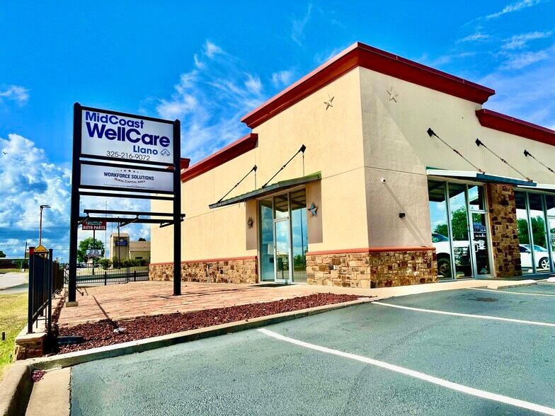 More Photos Of 102 W Dallas St, Llano Storefront Retail Office For Lease