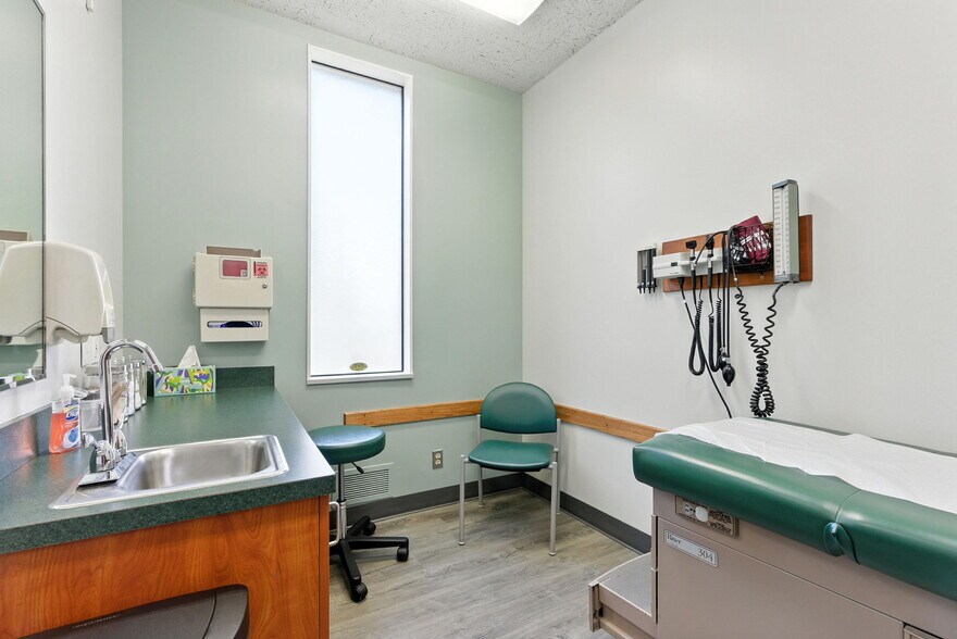 More Photos Of 400 NE Roberts Ave, Gresham Medical For Sale
