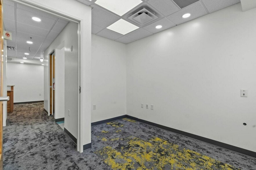 More Photos Of 10412 Allisonville Rd, Fishers Office For Sale