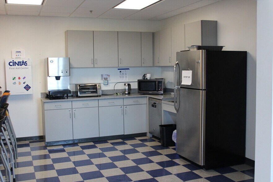 More Photos Of 1500 Main St, Springfield Medical For Lease