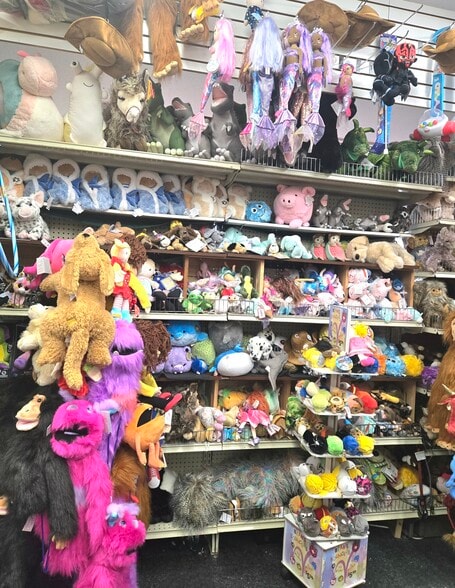 More Photos Of 242 Vineyard Haven Rd, Edgartown Storefront For Sale