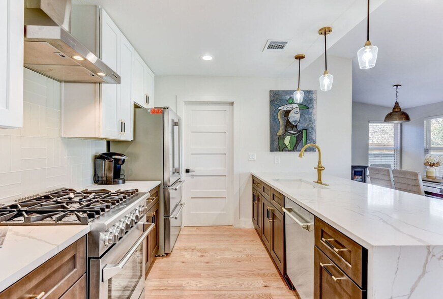 More Photos Of 7002 Whispering Oaks Dr, Austin Specialty For Sale