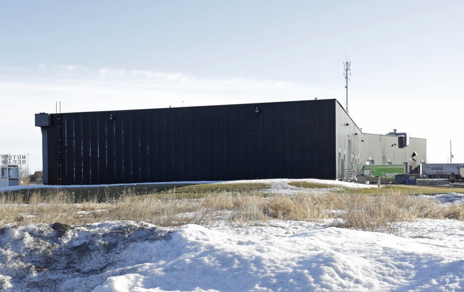 More Photos Of 240-250 Entreprise Rd, Russell Light Distribution For Sale