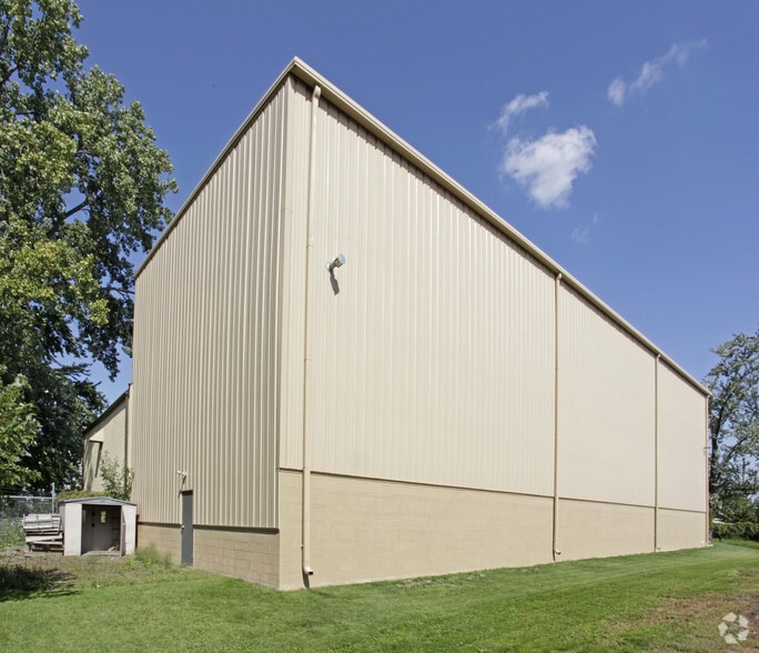 More Photos Of 12447 Hartel St, Livonia Warehouse For Lease