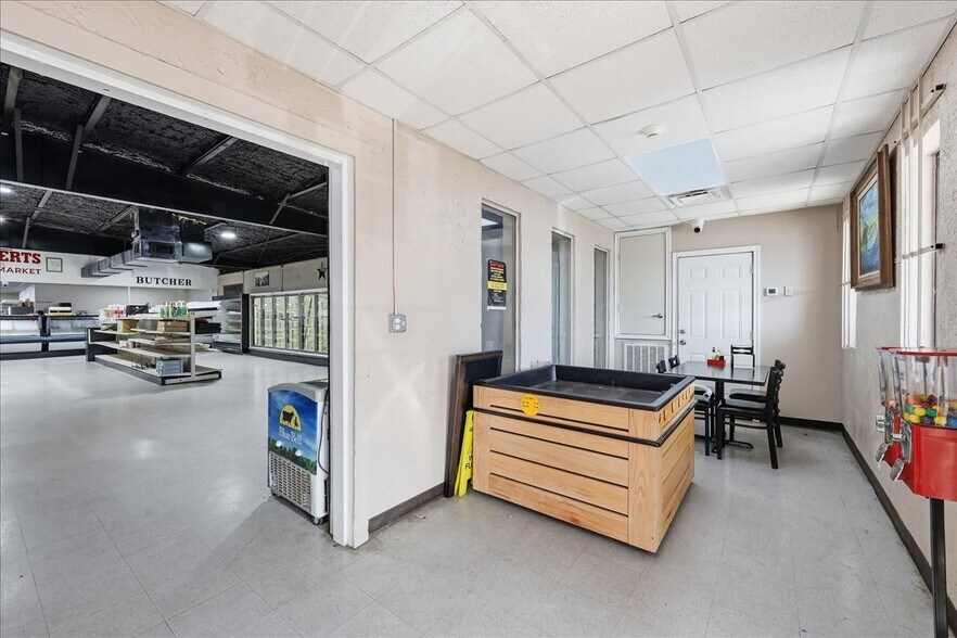 More Photos Of 3720 W Park Ave, Orange Flex For Sale