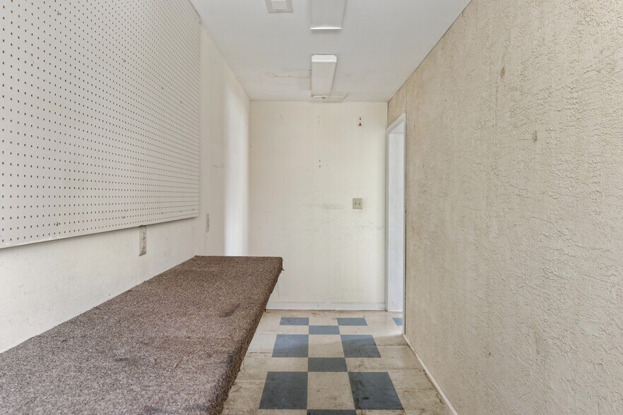 More Photos Of 7026 Ridge Ave, Philadelphia Storefront For Sale