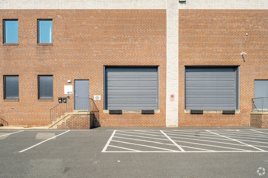 More Photos Of 901-929 S Pickett St, Alexandria Unknown For Lease