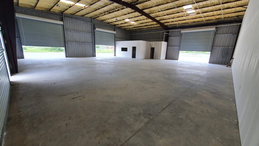 More Photos Of 12130 Antoine Dr, Houston Manufacturing For Lease