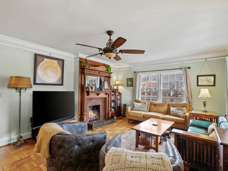 More Photos Of 506 W Main St, Burnsville Freestanding For Sale