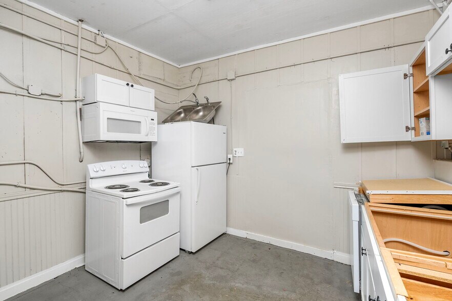 More Photos Of 901 N Saint Joseph St, Gonzales Office For Sale