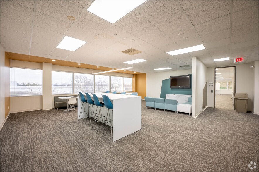 More Photos Of 3905 Vincennes Rd, Indianapolis Office For Sale