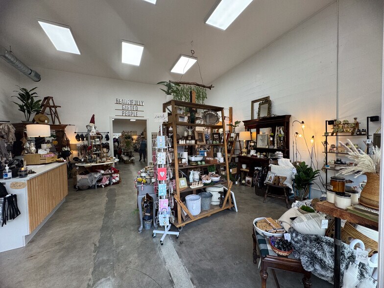 More Photos Of 1152 Commerce Ave, Longview Freestanding For Sale