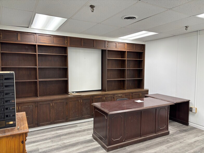 More Photos Of 418 W Lake Ave, Rossville Warehouse For Lease
