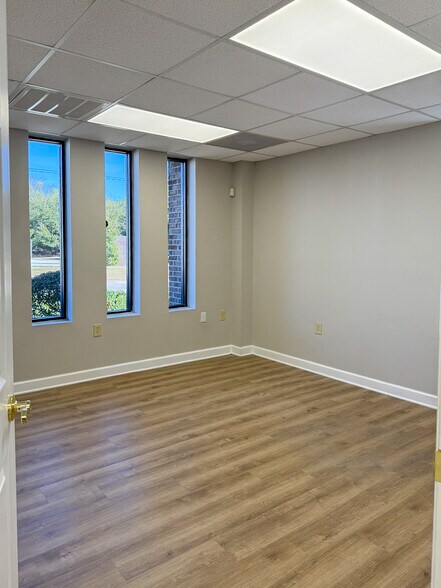 More Photos Of 2561 Oscar Johnson Dr, North Charleston Showroom For Lease