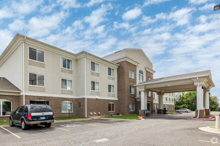 Primary Photo Of 7840 NW 39th Expy, Bethany Hotel For Sale