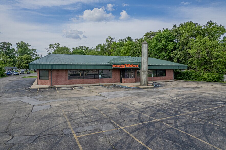 More Photos Of 612 W Main St, Salem Freestanding For Lease