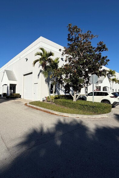 More Photos Of 750 NW Enterprise Dr, Port Saint Lucie Warehouse For Lease