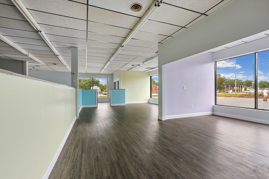 More Photos Of 3333 W 159th St, Markham General Retail For Lease