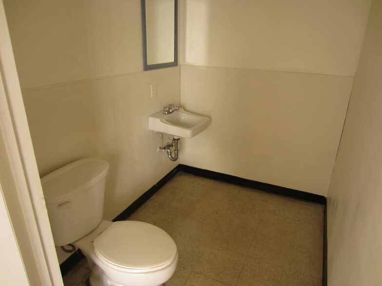 More Photos Of 1022 W Gladstone St, Azusa Warehouse For Lease