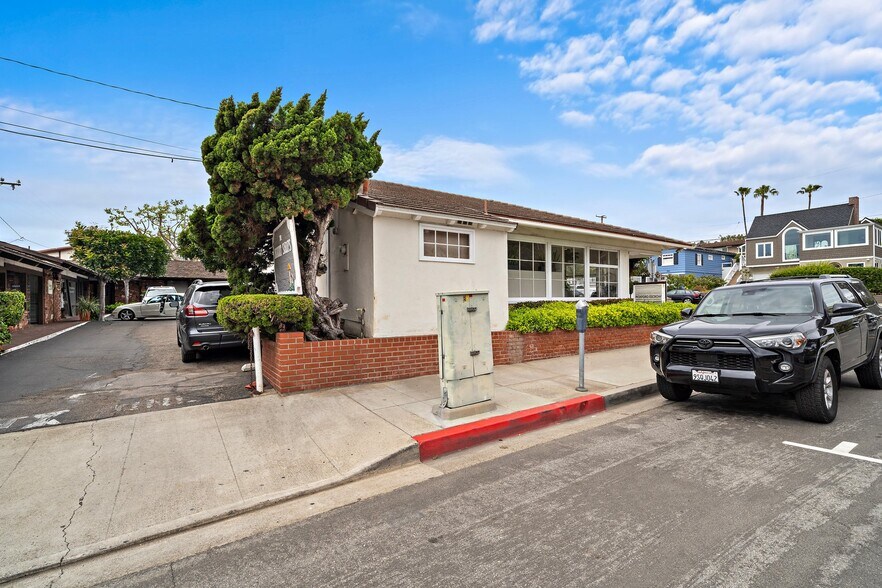 More Photos Of 1495 Glenneyre St, Laguna Beach Freestanding For Lease